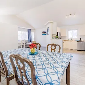 Main Floor Suite, 3 Bdr, 4bd Spacious And Cozy Apartment Calgary